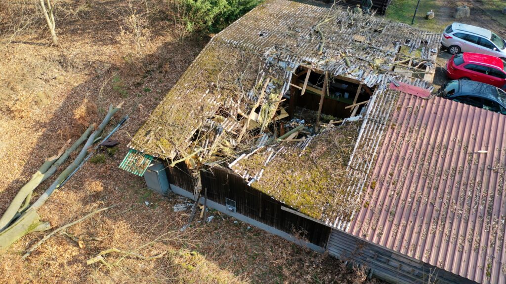 Das zerstörte Dach der Hütte, dem Ausbildungszentrum für die Jungjägerausbildung auf dem Schießstand Rosskuppe. Foto: Matthias Bender