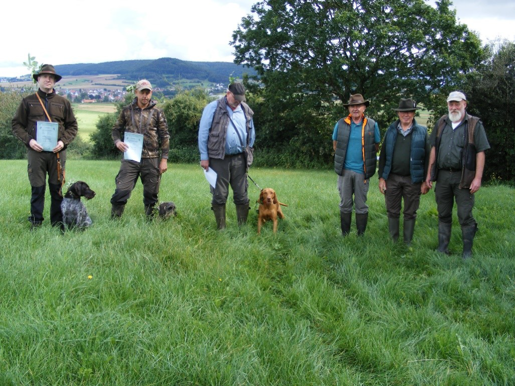 v.l.n.r. Manuel Koch mit Abby v. den Wolfstannen (Deutsch-Drahthaar), Mario Reuther mit Iva vom Jungfernbörnchen (Teckel), Hans-Joachim Gleim mit Ürgemezei-Villam Angyal (Magyar Vizsla), Verbandsrichter Manfred Jonas, Prüfungsleiter Josef Röll und Verbandsrichter Matthias Bickert, Bild: Cornelia Schmidt