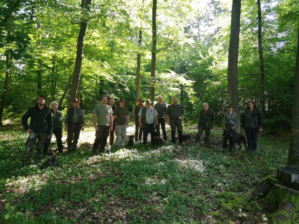 v.l.n.r. Mario Reuther mit Iva vom Jungfernbörnchen (Teckel), Cornelia Schmidt (Lehrgangsleiterin), Josef Röll (Prüfungsleiter,Verbandsrichter), Andreas Koch mit Zara vom Watzenhahn (PRT), Sebastian Keidel (Forstamtsleiter Burghaun), Tobias Menz mit Neo vom Tannenhügel (DJT), Manfred Jonas (Verbandsrichter), Wolfhard Dotzauer, mit Mogyoroska Erdei Dia (HS), Egon Gassmann (Verbandsrichter), Markus Dotzauer mit Ella vom Löwerhof (DJT), Dietmar Klose (Verbandsrichter), Nadine Bachmann mit Cleo vom Oderstrom (DK), Barbara Bendrich (Helferin). Es fehlen: Matthias Bickert (Verbandsrichter), Christoph Nink (Verbandsrichter), Marius Giebel mit Diego vom Harzer-Lonauthal (Kopov) und xx mit xx, Bild: Carina Schmidt