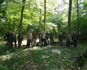 v.l.n.r. Mario Reuther mit Iva vom Jungfernbörnchen (Teckel), Cornelia Schmidt (Lehrgangsleiterin), Josef Röll (Prüfungsleiter,Verbandsrichter), Andreas Koch mit Zara vom Watzenhahn (PRT), Sebastian Keidel (Forstamtsleiter Burghaun), Tobias Menz mit Neo vom Tannenhügel (DJT), Manfred Jonas (Verbandsrichter), Wolfhard Dotzauer, mit Mogyoroska Erdei Dia (HS), Egon Gassmann (Verbandsrichter), Markus Dotzauer mit Ella vom Löwerhof (DJT), Dietmar Klose (Verbandsrichter), Nadine Bachmann mit Cleo vom Oderstrom (DK), Barbara Bendrich (Helferin). Es fehlen: Matthias Bickert (Verbandsrichter), Christoph Nink (Verbandsrichter), Marius Giebel mit Diego vom Harzer-Lonauthal (Kopov) und Kristin Henkel mit Delphi vom Ulmenstein (KLM), Bild: Carina Schmidt