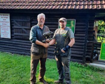 Der neue Vereinsmeister 2021 Roland Richter (links) bekommt den Wanderpokal von Thomas Kremer (rechts) überreicht, Foto: Andreas Maul