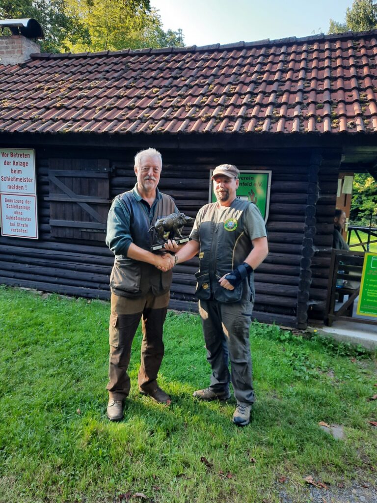 Der neue Vereinsmeister 2021 Roland Richter (links) bekommt den Wanderpokal von Thomas Kremer (rechts) überreicht, Foto: Matthias Möller