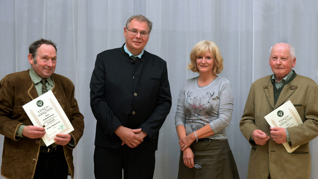 v.l. Berthold Fladung (50 Jahre Mitgliedschaft), neuer 2. Vorsitzender Joerg Hartmann, 1. Vorsitzende Astrid Schneider-Heil sowie Heinrich Losch (60 Jahre Mitgliedschaft), Foto: Karl-Heinz Burkhardt