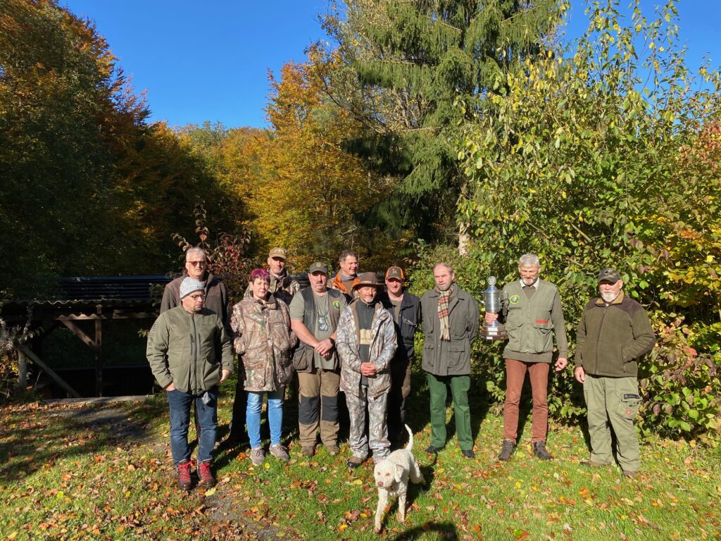 v.l.n.r. Thorsten Jany, Uli Niebergall, Iris Morkel, Matthias Möller, Andreas Maul, Thomas Engelbrecht, Marcus Neuland, Alexander Braun, Adolf Krause, Pokalsieger Schießmeister 2021 Stefan Hildenbrand und Manfred Weinmeister