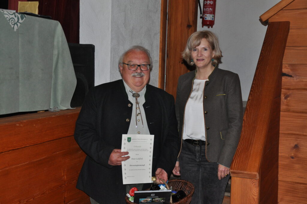 Peter Lohfink, der zum Ehrenmitglied ernannt wurde und 1. Vorsitzende Astrid Schneider-Heil, Foto: Matthias Bender