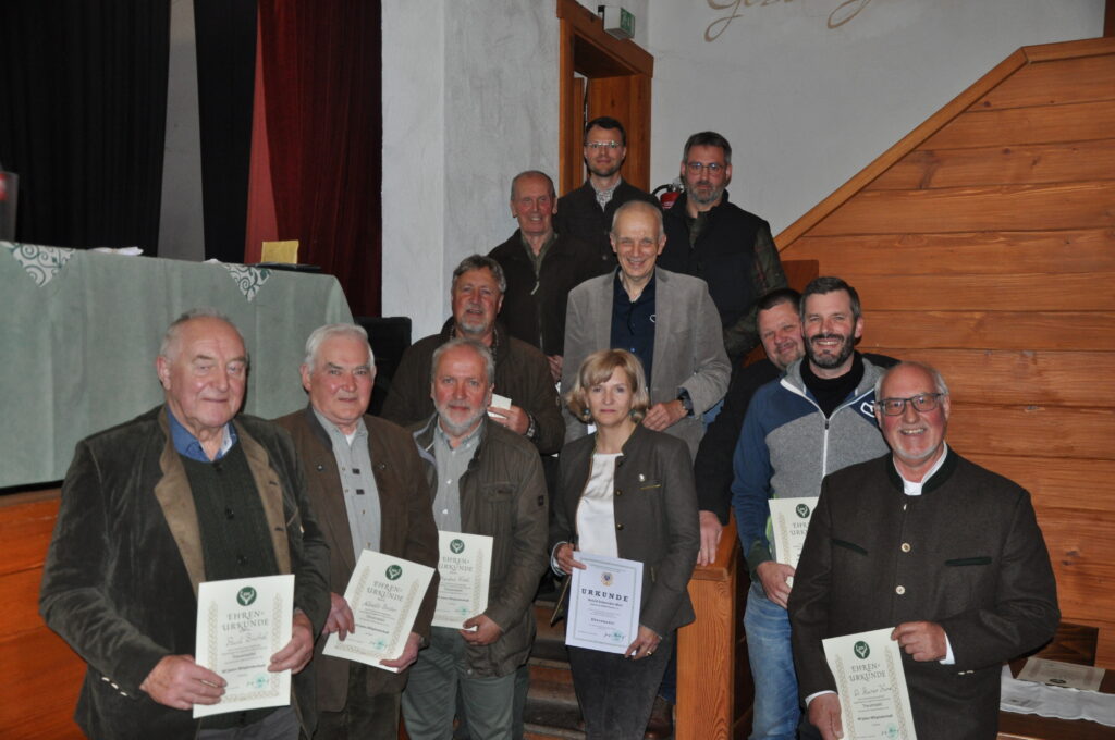 Die geehrten, v.l.n.r. vordere untere Reihe: Paul Büchel, Albrecht Förster, Manfred Koch, 1. Vorsitzende Astrid Schneider-Heil, Matthias Bender, Dr. Reiner Kunz, mittlere Reihe: Herbert Jost, Werner Hüfner, Patrick Figge, hintere obere Reihe Ludwig Sobotta, Dr. Sebastian Kühn, Dr. Fabian Kunz, Foto: Sean Perez