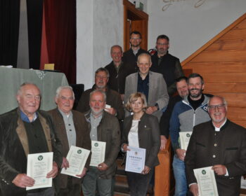 Die geehrten, v.l.n.r. vordere untere Reihe: Paul Büchel, Albrecht Förster, Manfred Koch, 1. Vorsitzende Astrid Schneider-Heil, Matthias Bender, Dr. Reiner Kunz, mittlere Reihe: Herbert Jost, Werner Hüfner, Patrick Figge, hintere obere Reihe Ludwig Sobotta, Dr. Sebastian Kühn, Dr. Fabian Kunz, Foto: Sean Perez