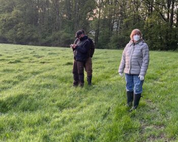 Erster Drohnen Einsatz zur Rehkitzsuche. v.l.n.r. Matthias Bender, Patrick Figge und Silke Hartmann, Foto: Joerg Hartmann