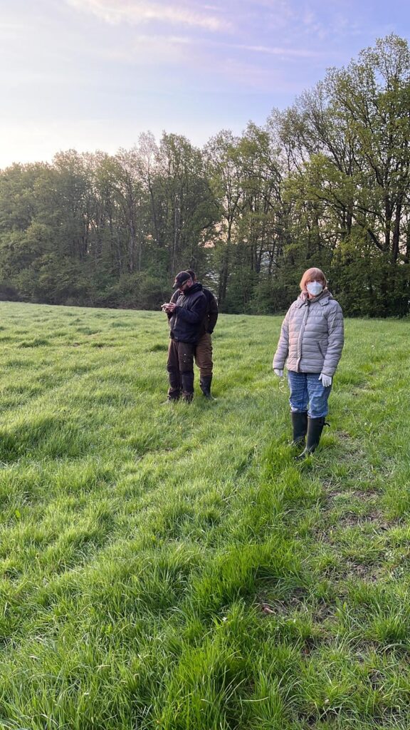 Erster Drohnen Einsatz zur Rehkitzsuche. v.l.n.r. Matthias Bender, Patrick Figge und Silke Hartmann, Foto: Joerg Hartmann