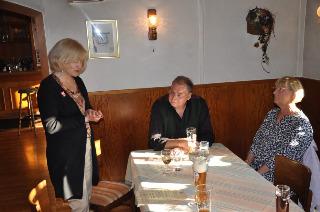 v.l.n.r. 1. Vorsitzende Astrid Schneider-Heil, Joerg Hartmann, Silke Hartmann, Foto: Matthias Bender