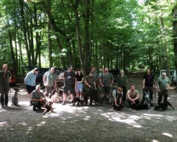 Stehend v.l.n.r.: Dr. Aick Hildebrand, Nentershausen (Deutsch-Kurzhaar), Lukas Martin, Burghaun (Bayrischer Gebirgsschweißhund), Simon Bartels, Eschwege (Kleiner Münsterländer), Guido Bauke und Tochter, Schenklengsfeld (Alpenländische Dachsbracke), Thorsten Jäger, Eiterfeld (Westfalen Terrier), Josef Röll, Verbandsrichter, Manfred Jonas, Verbandsrichter, Michael Glotzbach, Eiterfeld (Beagle), Cornelia Schmidt, Lehrgangsleiterin, Marcel Kümmel, Flieden (Deutsch-Kurzhaar) und Thorsten Zomerland, Schlitz (Kopov). Knieend v.l.n.r.: Thomas Vieth, Hünfeld (Pudelpointer), Doris Eigenbrod, Eitra (Teckel) und Mario Ommert, Schlüchtern (Kopov), Foto: Tamara Glotzbach