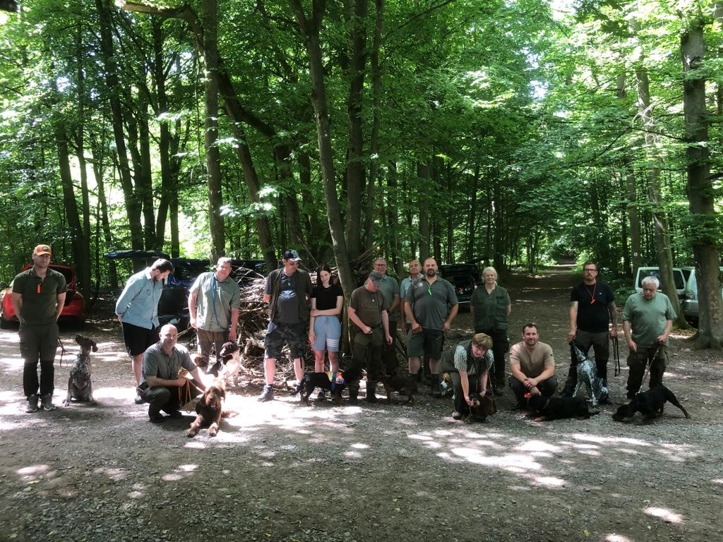 Stehend v.l.n.r.: Dr. Aick Hildebrand, Nentershausen (Deutsch-Kurzhaar), Lukas Martin, Burghaun (Bayrischer Gebirgsschweißhund), Simon Bartels, Eschwege (Kleiner Münsterländer), Guido Bauke und Tochter, Schenklengsfeld (Alpenländische Dachsbracke), Thorsten Jäger, Eiterfeld (Westfalen Terrier), Josef Röll, Verbandsrichter, Manfred Jonas, Verbandsrichter, Michael Glotzbach, Eiterfeld (Beagle), Cornelia Schmidt, Lehrgangsleiterin, Marcel Kümmel, Flieden (Deutsch-Kurzhaar) und Thorsten Zomerland, Schlitz (Kopov). Knieend v.l.n.r.: Thomas Vieth, Hünfeld (Pudelpointer), Doris Eigenbrod, Eitra (Teckel) und Mario Ommert, Schlüchtern (Kopov), Foto: Tamara Glotzbach
