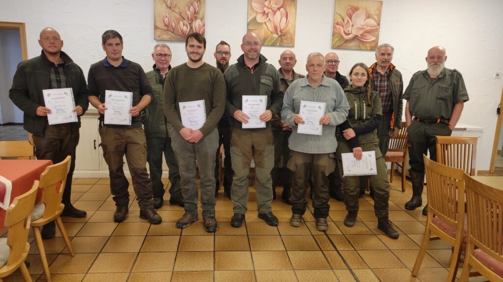 Vordere Reihe v.l.n.r.: Mario Reuther, Eiterfeld (Teckel), Christian Nogly, Hauneck (Alpenländische Dachsbracke), Lukas Martin, Burghaun (Bayrischer Gebirgsschweißhund), Markus Hillenbrand, Hünfeld (Deutscher Jagdterrier), Thorsten Zomerland, Schlitz (Kopov) und Marion Petrik, Neukirchen (Kleiner Münsterländer) Hintere Reihe v.l.n.r.: die Verbandsrichter Josef Röll, Robert Fink, Manfred Jonas, Christoph Nink, Egon Gassmann und Matthias Bickert, Foto: Cornelia Schmidt