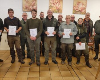 Vordere Reihe v.l.n.r.: Mario Reuther, Eiterfeld (Teckel), Christian Nogly, Hauneck (Alpenländische Dachsbracke), Lukas Martin, Burghaun (Bayrischer Gebirgsschweißhund), Markus Hillenbrand, Hünfeld (Deutscher Jagdterrier), Thorsten Zomerland, Schlitz (Kopov) und Marion Petrik, Neukirchen (Kleiner Münsterländer) Hintere Reihe v.l.n.r.: die Verbandsrichter Josef Röll, Robert Fink, Manfred Jonas, Christoph Nink, Egon Gassmann und Matthias Bickert, Foto: Cornelia Schmidt