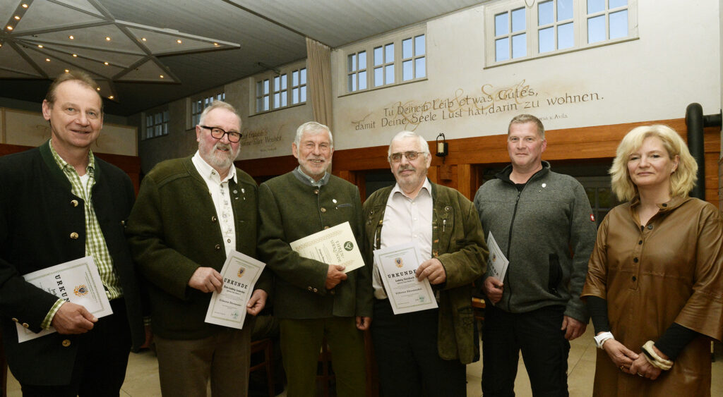 Die geehrten, v.l.n.r. Jochen Wolff, Hans-Ludwig Leubecher, Jürgen Manns, Ludwig Glotzbach, Christoph Besse, 1. Vorsitzende Astrid Schneider-Heil, Foto: Karl-Heinz Burkhardt