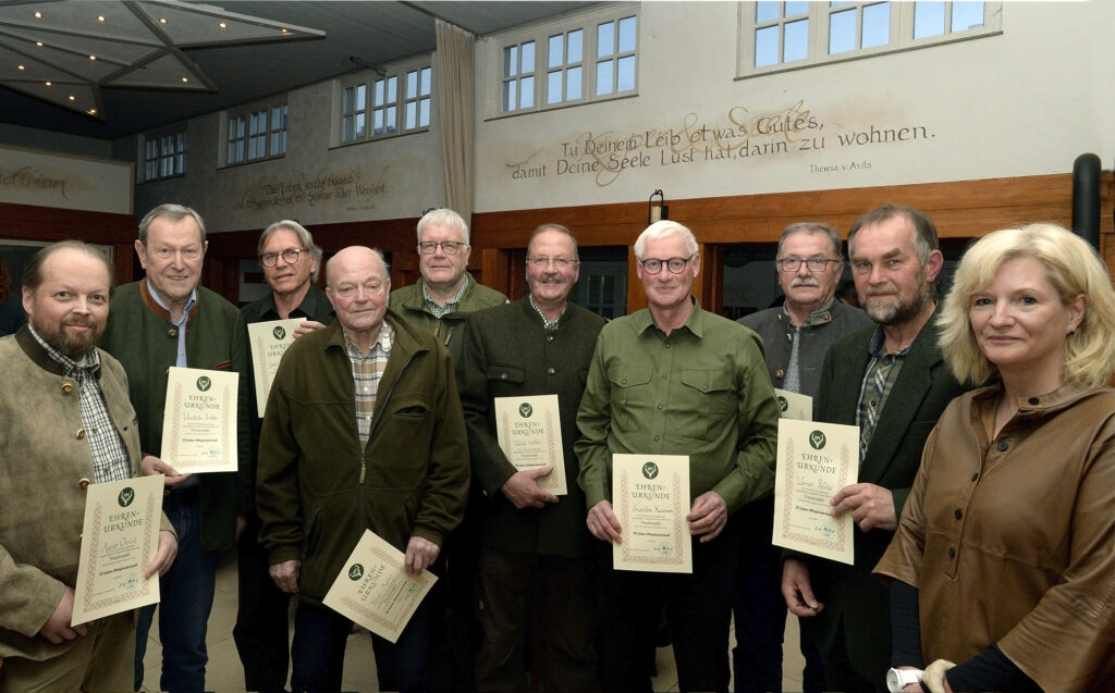 Die geehrten, v.l.n.r. Marco Christ, Wendelin A. Priller, Joachim Trost, Peter Mohr, Fred Reinhard, Ulrich Holler, Guenther Hausmann, Stefan Hohmann, Werner Pelster, 1. Vorsitzende Astrid Schneider-Heil, Foto: Karl-Heinz Burkhardt