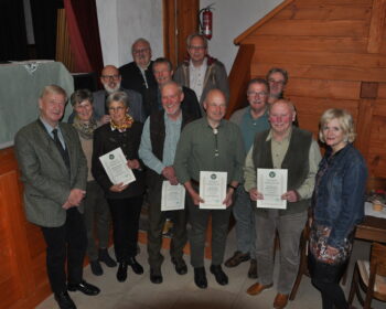 v.l.n.r. Klaus Wolff, Jutta Fuß, x, Ute Bangert-Stangier, Peter Lohfink, Helmuth Rieger, Lothar Keidel, Christoph Pralle, Thomas Vieth, Stefan Hohmann, Karl Fuß, Adolf Bielefeld, 1. Vorsitzende Astrid Schneider-Heil, Foto: Matthias Bender