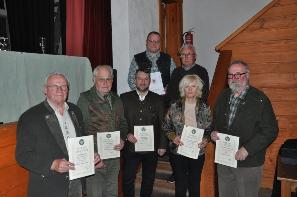 Die geehrten, v.l.n.r. Wolfgang Lampa, Josef Knüttel, Georg Laibach, Matthias Förster, Günter Bache, 1. Vorsitzende Astrid Schneider-Heil, Hans-Ludwig Leubecher, Foto: Matthias Bender
