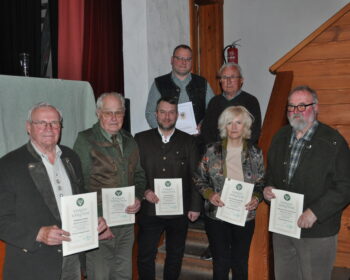 Die geehrten, v.l.n.r. Wolfgang Lampa, Josef Knüttel, Georg Laibach, Matthias Förster, Günter Bache, 1. Vorsitzende Astrid Schneider-Heil, Hans-Ludwig Leubecher, Foto: Matthias Bender