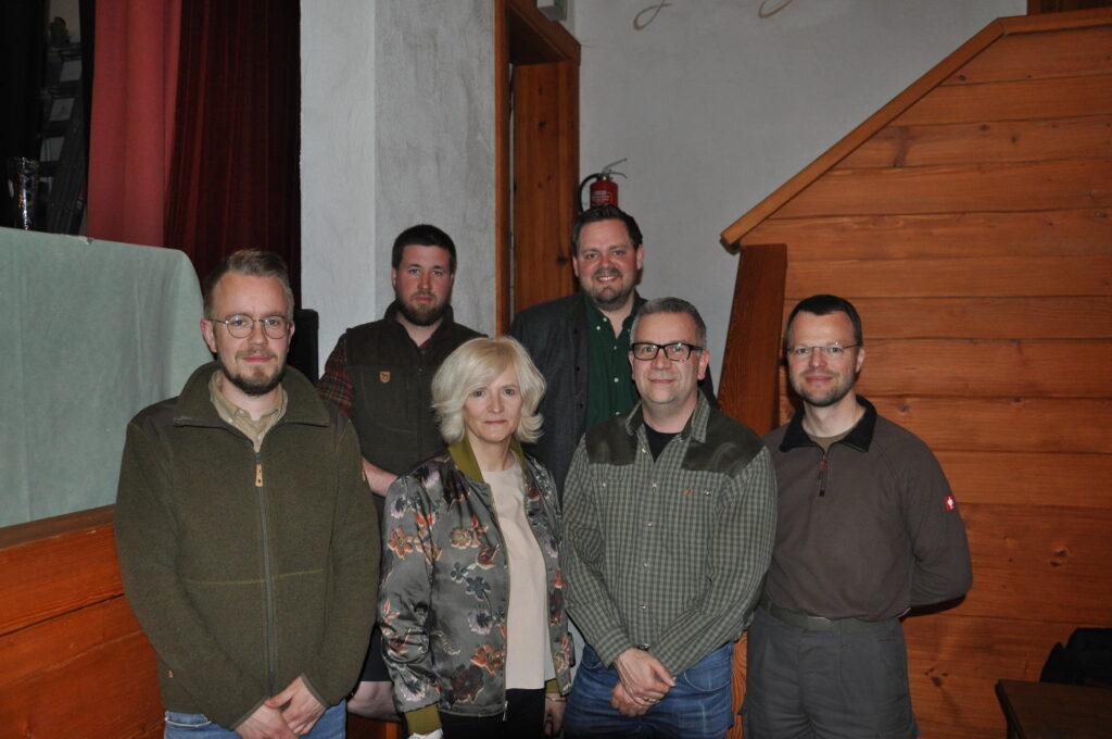Der alte Vorstand bis zur JHV am 08.04.2025, v.l.n.r. Andreas Becker (2. Vorsitzender), Marcel Huder (stellv. Schriftführer), Astrid Schneider-Heil (1. Vorsitzende), Dominik Hüfner (Kassierer), Georg Käsmann (stellv. Kassierer), Dr. Sebastian Kühn (Schriftführer), Foto: Matthias Bender