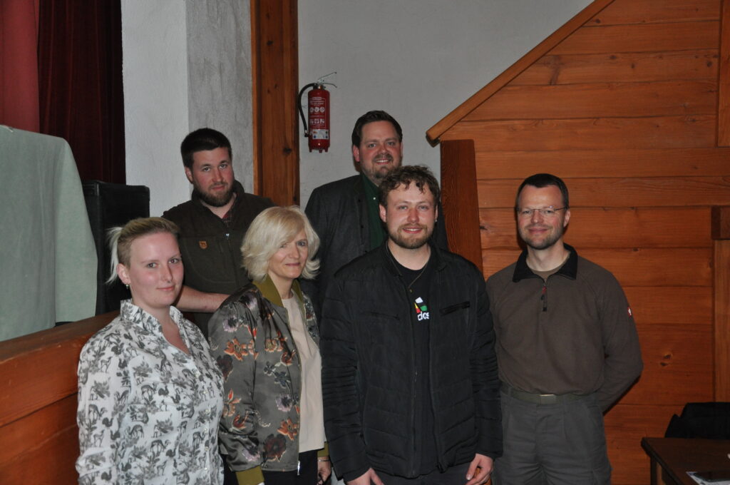 Der neue Vorstand, v.l.n.r. Lisa Schmitt (stellv. Kassiererin), Marcel Huder (stellv. Schriftführer), Astrid Schneider-Heil (1. Vorsitzende), Dominik Hüfner (Kassierer), Christopher Hüfner (2. Vorsitzender), Dr. Sebastian Kühn (Schriftführer), Foto: Matthias Bender