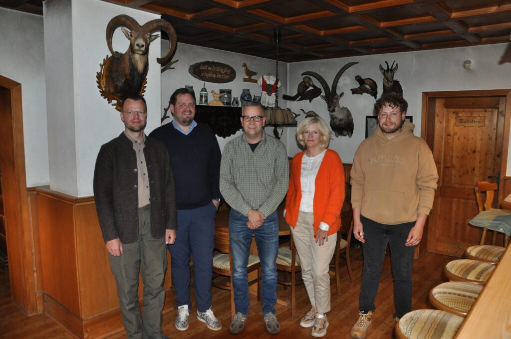 v.l.n.r.: Dr. Sebastian Kühn, Dominik Hüfner, Georg Käsmann, Astrid Schneider-Heil und Christopher Hüfner, Foto: Matthias Bender