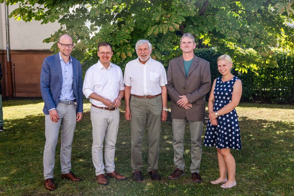 v.l.n.r.: Matthias Paschen-Hartmann (Fachdienstleiter Ordnungswesen beim Landkreis Fulda, von links), Erster Kreisbeigeordneter Frederik Schmitt, Jürgen Manns (Kreisjagdberater seit 2004), Michael Wehner und Larissa Trabert von der Unteren Jagdbehörde des Landkreises Fulda, Foto: Sebastian Mannert
