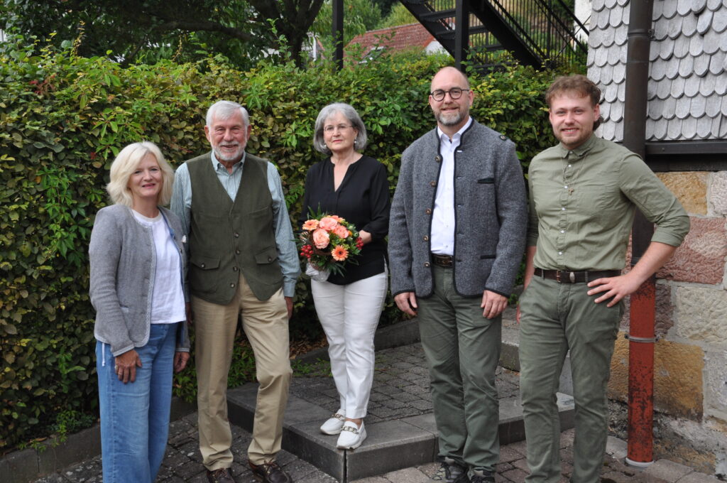 v.l.n.r.: 1. Vorsitzende Astrid Schneider-Heil, Jürgen Manns, Ehefrau Sigrid Manns, Markus Hillenbrand und 2. Vorsitzender Christopher Hüfner, Foto: Matthias Bender