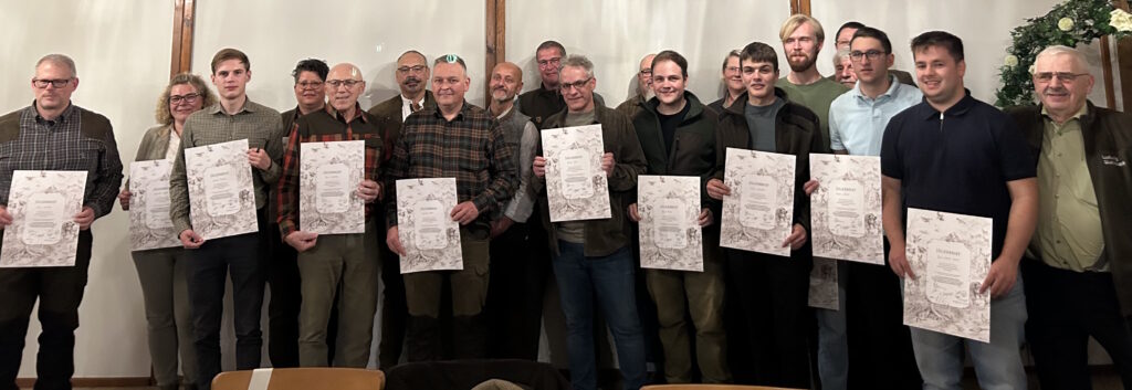 v.l.n.r.: Patrick Dietz, Manuela Besse, Serafin Scholz, Tamara Glotzbach, Peter Senftleben, Michael Steinwachs (jagdl. Brauchtum), Christian Kress, Marcus Neuland (Schießen), Christoph Besse (Jagdrecht), Tobias Schelkle, Rick Botts (Schießen), Daniel Riebel, Anja Bilstein (Kynologie), Tristan Schneider, Nico Limpert, Jürgen Manns (Naturschutz), Patrick Figge (Waffenkunde, Schießen), Roman Lohfink, Fynn Walter-Krisch, Ludwig Glotzbach (Land- und Waldbau), Foto: Tanja Schelkle