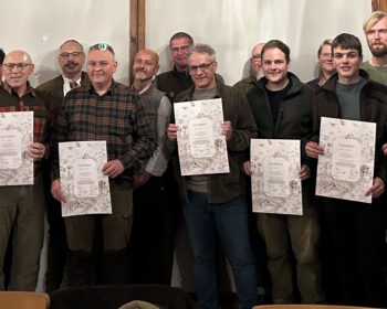 v.l.n.r.: Patrick Dietz, Manuela Besse, Serafin Scholz, Tamara Glotzbach, Peter Senftleben, Michael Steinwachs (jagdl. Brauchtum), Christian Kress, Marcus Neuland (Schießen), Christoph Besse (Jagdrecht), Tobias Schelkle, Rick Botts (Schießen), Daniel Riebel, Anja Bilstein (Kynologie), Tristan Schneider, Nico Limpert, Jürgen Manns (Naturschutz), Patrick Figge (Waffenkunde, Schießen), Roman Lohfink, Fynn Walter-Krisch, Ludwig Glotzbach (Land- und Waldbau), Foto: Tanja Schelkle