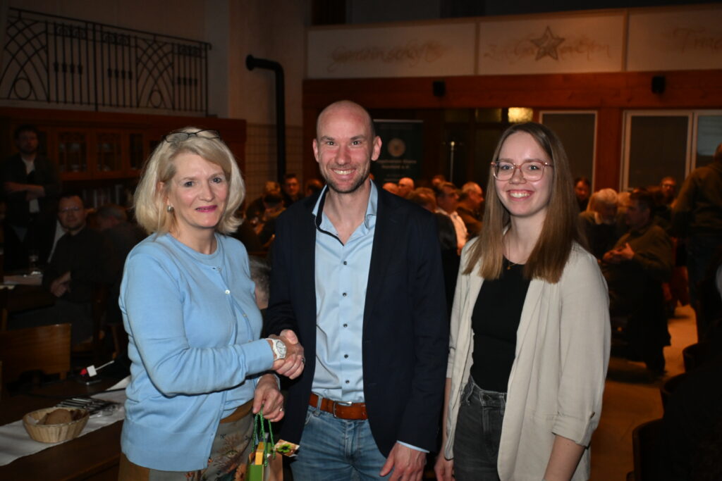 Vorsitzende Astrid Schneider-Heil (links) dankte Matthias Paschen-Hartmann und Annika Nüchter vom Landkreis Fulda für den Vortrag „Rechtliches zur Waffenaufbewahrung“. Foto: Matthias Bender.