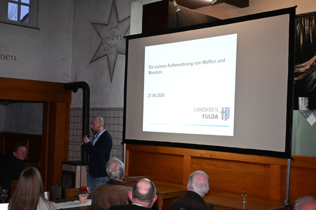 Der neue Beamer und die Leinwand die mit Fördermitteln des Digitalministeriums angeschafft wurden, kamen beim Vortrag des Landkreis Fulda „Die sichere Aufbewahrung von Waffen und Munition“ zum Einsatz. Foto: Matthias Bender