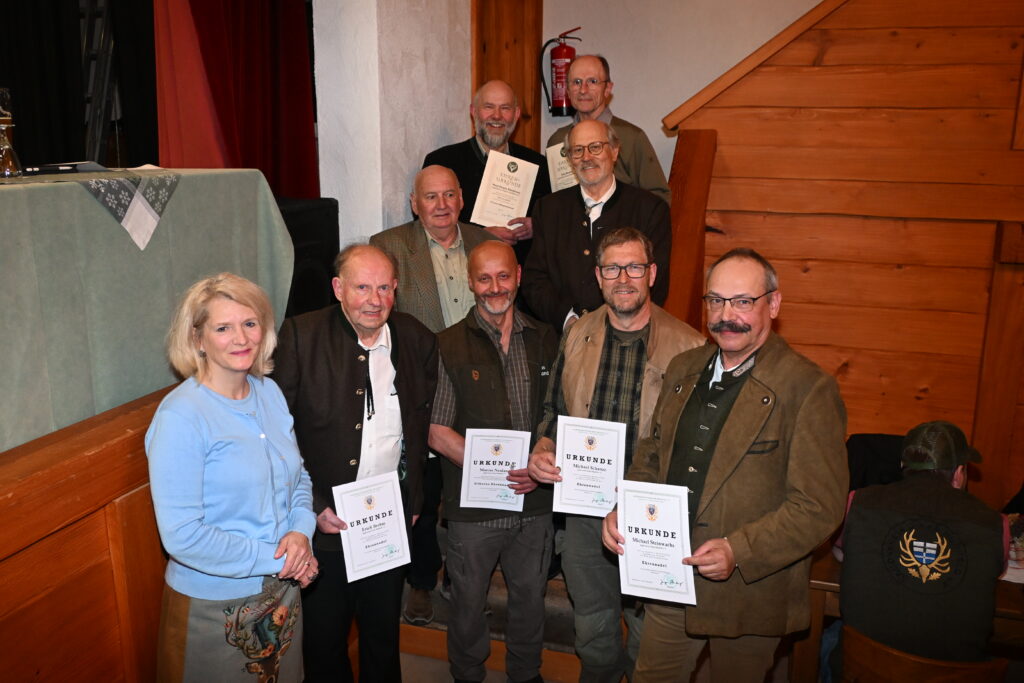 Die Geehrten (v. l. n. r.): Vorsitzende Astrid Schneider-Heil, Erich Brehm, Marcus Neuland, Michael Schanze, Michael Steinwachs; zweite Reihe: Kurt Hämmelmann, Hermann-Josef Stangier; dritte Reihe: Hans-Jürgen Kämmerer und Paul Möller. Foto: Matthias Bender.