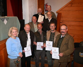 Die Geehrten (v. l. n. r.): Vorsitzende Astrid Schneider-Heil, Erich Brehm, Marcus Neuland, Michael Schanze, Michael Steinwachs; zweite Reihe: Kurt Hämmelmann, Hermann-Josef Stangier; dritte Reihe: Hans-Jürgen Kämmerer und Paul Möller. Foto: Matthias Bender.