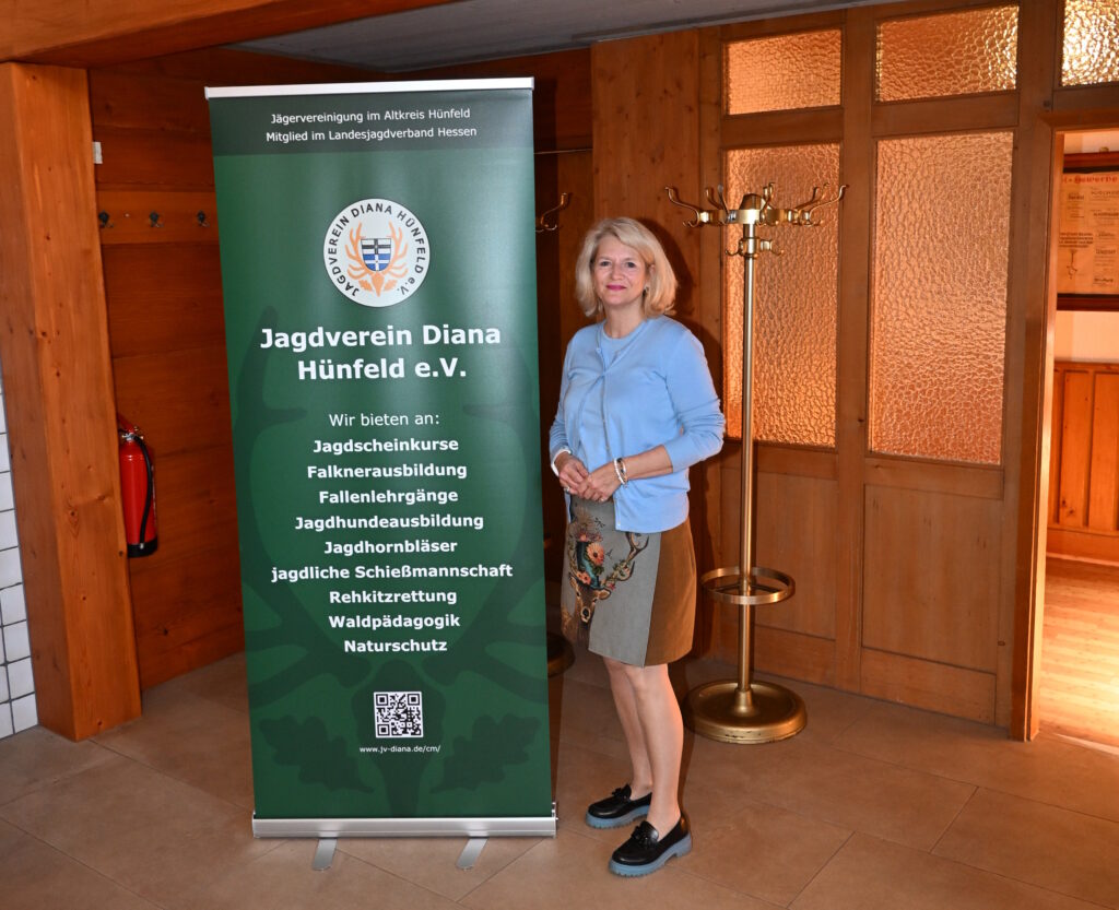 1. Vorsitzende Astrid Schneider-Heil präsentiert den neuen Roll-up-Banner für den Verein, der u.a. auch für die Präsentation des Vereins auf dem Hessentag 2026 in Fulda zum Einsatz kommt. Foto: Matthias Bender