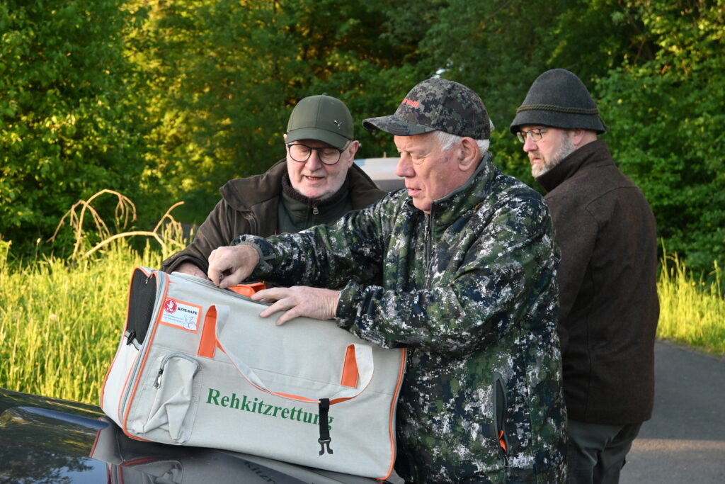 Gute Vorbereitung ist alles, Werner Henkel (links) und Peter Wehner (recht) beim Vorbereiten der Tasche. Foto: Matthias Bender