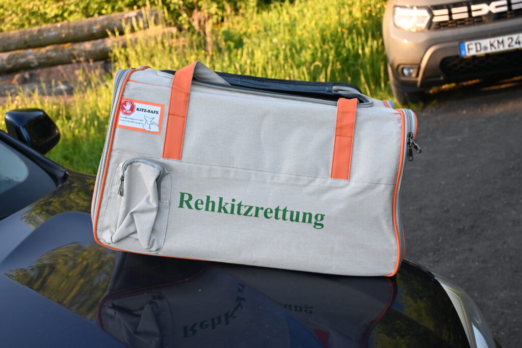 Perfekte Taschen für die Kitzrettung, durch den Stoff schön weich und mit Netzeinsätzen für eine gute Belüftung. Foto: Matthias Bender