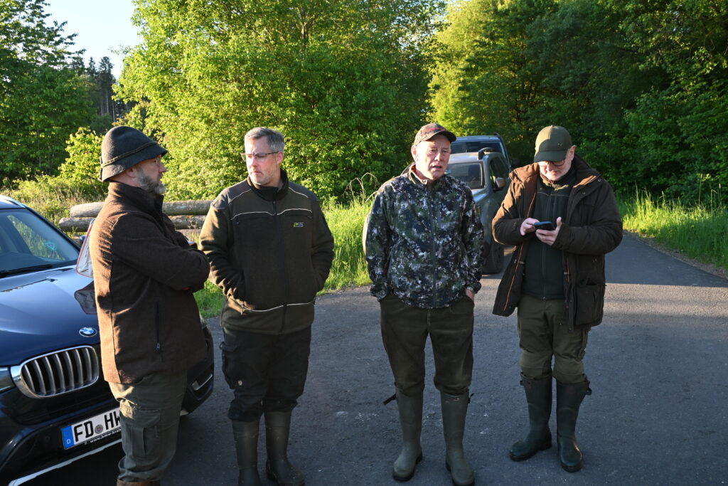 Viele Helfer bei der Kitzrettung heute morgen. v.l.n.r.: Markus Hillenbrand, Fabian Kunz, Peter Wehner und Werner Henkel. Foto: Matthias Bender