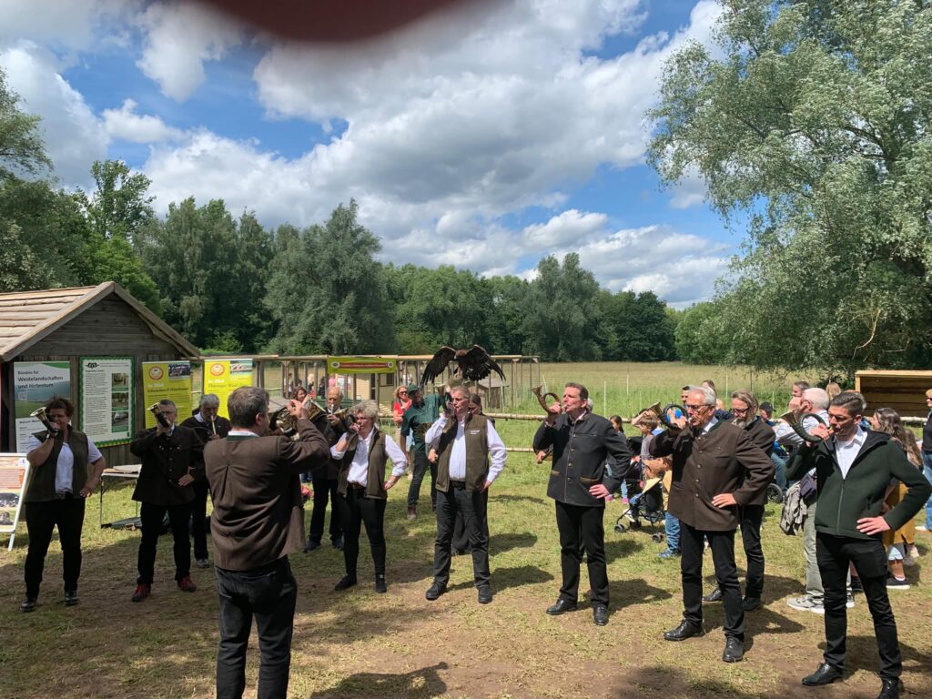Das Jagdhornbläsercorps Diana Hünfeld unter der Leitung von Georg Laibach nutzte den Tag, um mehrere Stücke eindrucksvoll vorzutragen. Foto: Astrid Schneider‑Heil
