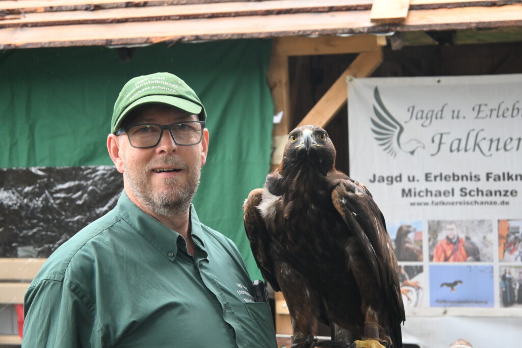 Falkner Michael Schanze mit seinem Steinadler Yako. Foto: Matthias Bender