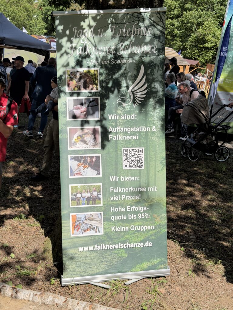 Gemeinsam mit Michael Schanze von der Jagd‑ und Erlebnisfalknerei Schanze gestalten wir die Präsenz am Stand. Foto: Matthias Bender